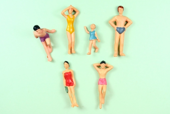 중국 건축 규모 모델 사람들이 수영을 색칠 하는 다채로운 1시 50분 인물 4.0 cm 협력 업체